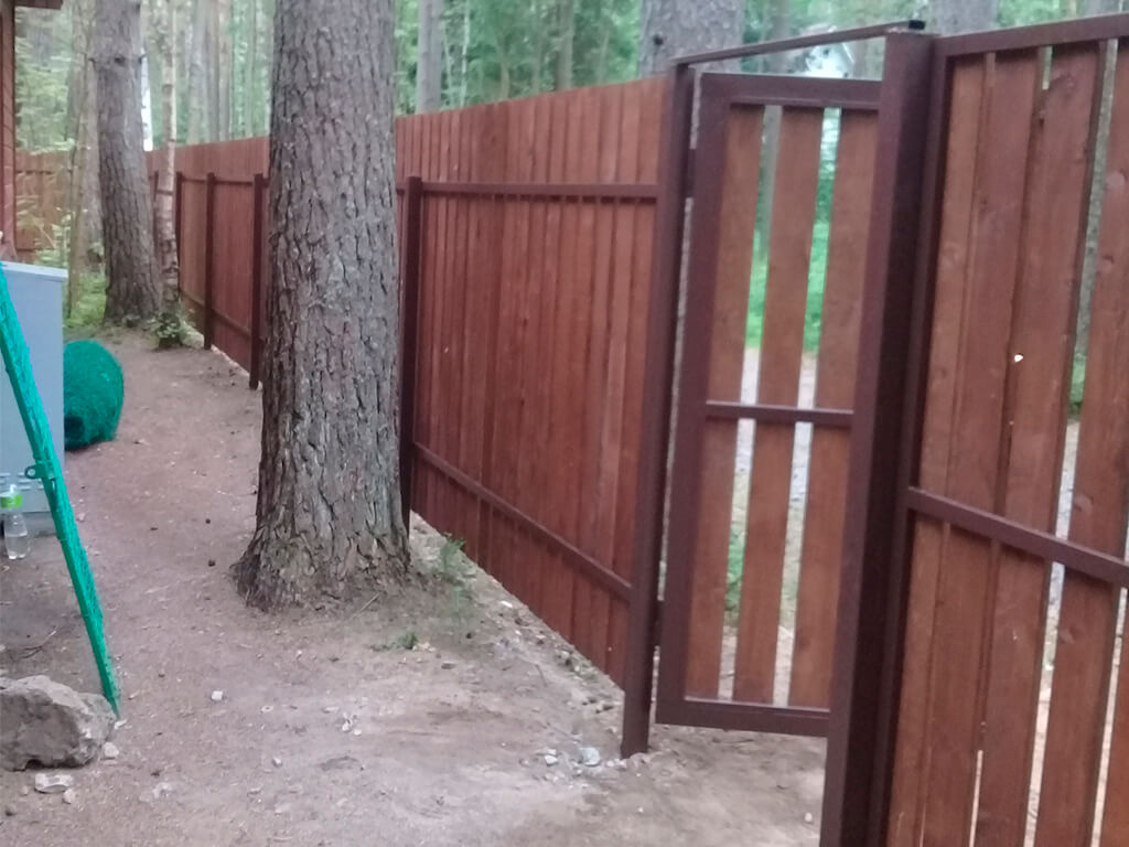деревянный забор с установкой на частном загородном участке