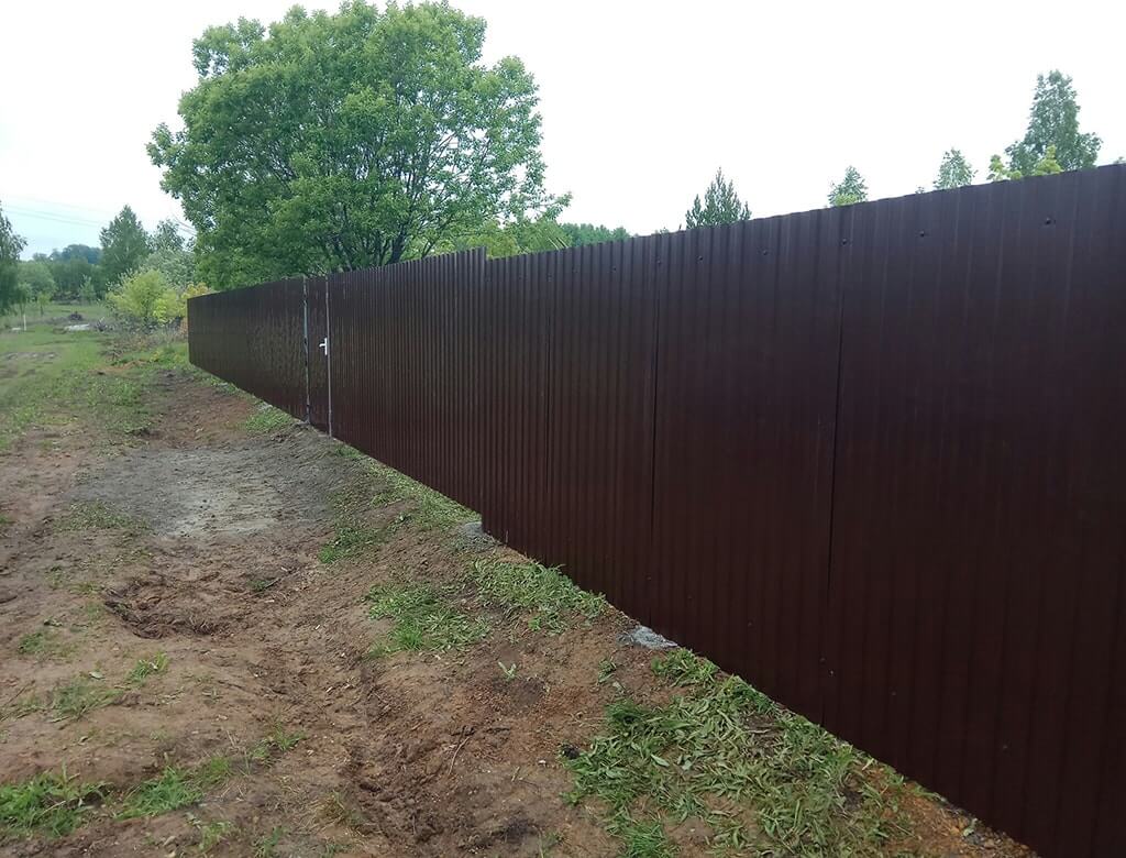 коричневый забор из профнастила для дачи от фирмы Забор Мастер