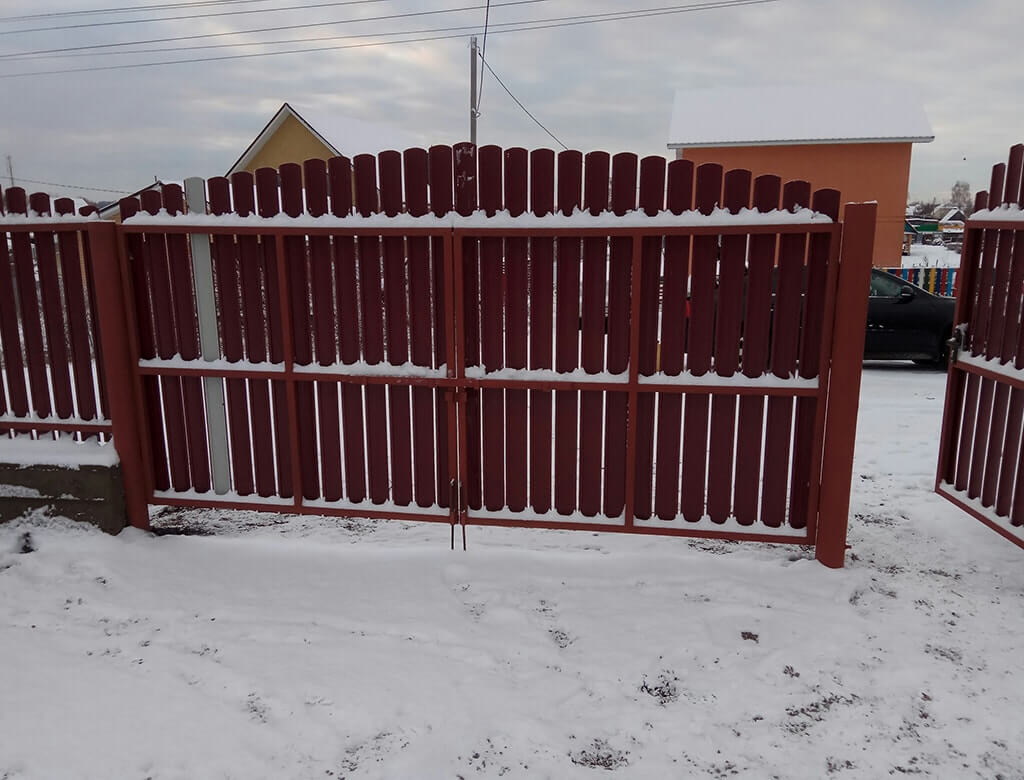 забор из металлического штакетника на даче